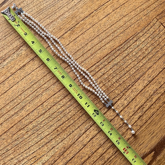 Triple strand faux pearl necklace - Picture 10 of 11